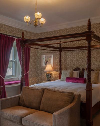 Hotel suite with four post bed at ballyseede castle