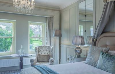 Light and elegant country house 4 star hotel suite