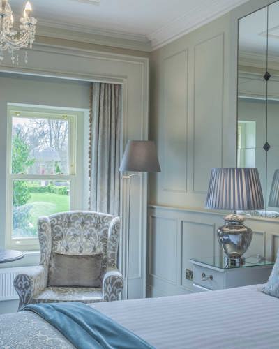 Light and elegant country house 4 star hotel suite
